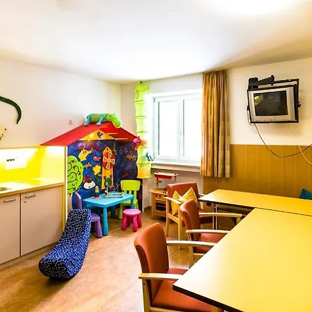 - Membership Required! ホステル